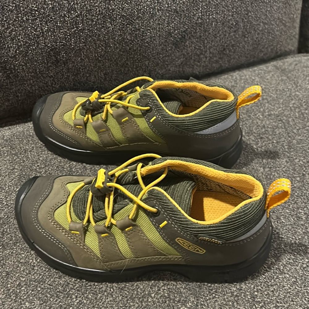 Keen boys’ size 1 sneaker. Sample shoe. Like new.